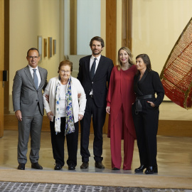 Imagen de archivo de la galerista Helga de Alvear (segunda por la izquierda), junto al ministro de Cultura, Ernest Urtasun y la presidenta de la Junta de Extremadura, María Guardiola, a 25 de enero de 2024, en Cáceres.