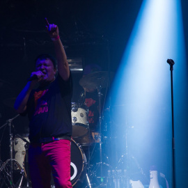 Xurxo Souto, vocalista de Os Diplomáticos de Monte Alto y uno de los fundaderos del movimiento bravú, en un concierto en agosto de 2014 en Vilaxoán (Vilagarcía)