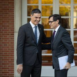 El presidente del Gobierno, Pedro Sánchez (i), se reúne con el presidente de la Generalitat de Catalunya, Salvador Illa (d), en el Palacio de La Moncloa, a 22 de noviembre de 2024, en Madrid (España).