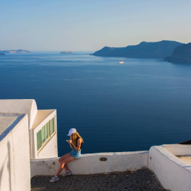 Una foto de archivo de un turista en la isla griega de Santorini.