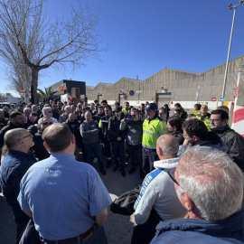Junqueras, d'esquena, parlant amb els treballadors concentrats a les portes de l'empresa Vidriería Rovira.