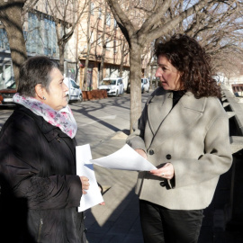 La presidenta de l'Associació per la recuperació de la memòria històrica de Llagostera, Teresa Mur (esquerra), al costat de l'advocada Montserrat Vinyets, a Girona.