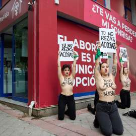Activistas de FEMEN se concentran con carteles en la puerta del refugio 'Pro Vida', en Madrid.