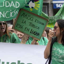 Varias personas durante una concentración por la educación pública, frente a la Consejería de Educación, a 21 de mayo de 2024, en Madrid (España). Imagen de archivo.