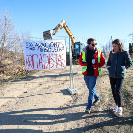 Foto de archivo de los trabajos de búsqueda de una fosa común de la Guerra Civil, en el cementerio municipal de Fuencarral, el pasado 17 de enero durante la visita de Irene Montero, eurodiputada de Podemos.