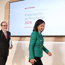 La presidenta del Banco Santander, Ana Botín (i), y el consejero delegado, Héctor Grisi (d), en la presentación de los resultados 2024 de la entidad.