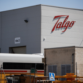 El logo de Talgo en su factoría de la localidad madrileña de Las Matas.