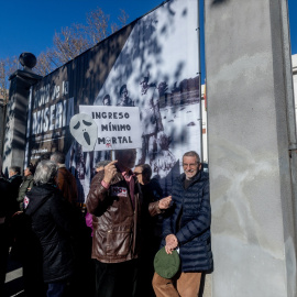 Varias personas durante una concentración convocada por la plataforma RMI Tu Derecho (Renta Mínima de Inserción), frente al Ministerio de Inclusión, Seguridad Social y Migraciones, el pasado mes de diciembre de 2024.