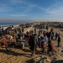 Miles de gazatíes caminan de vuelta a sus hogares arrasados por los bombardeos israelíes por la carretera de Al Rashid (Gaza) a principios de febrero de 2025.