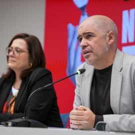 La secretaria de Mujeres, Igualdad y Condiciones de Trabajo de CCOO, Carolina Vidal, (i) y el secretario general, Unai Sordo (d), durante la presentación del informe.