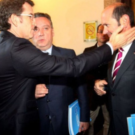 El presidente del PP, Alberto Núñez Feijóo (i), y el presidente de la RFEF, Rafael Louzán, en una imagen de archivo- PPdG