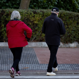 Dos personas mayores caminan por Madrid, a 26 de diciembre de 2024.