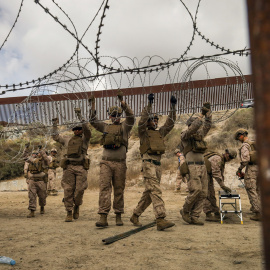 El ejército de Estados Unidos refuerza el muro en la frontera con Tijuana (México), a 7 de febrero de 2025.
