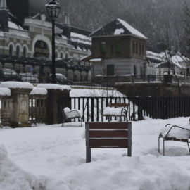 Bancos cubiertos de nieve, a 30 de enero de 2025, en Canfranc, Huesca.