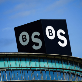 El logo del Banco Sabadell en sus servicios centrales en Sant Cugat del Valles, cerca de Barcelona.