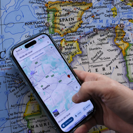 Un usuario de Google Maps consulta la aplicación en su smartphone.