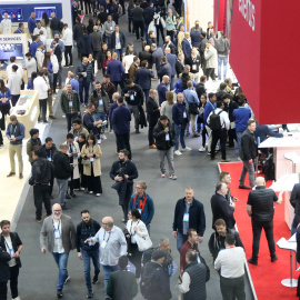 Assistents a l'ISE passejant per un passadís del recinte de Gran Via de Fira de Barcelona