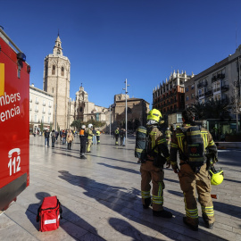 Varios bomberos durante un simulacro en València para sofocar un incendio.