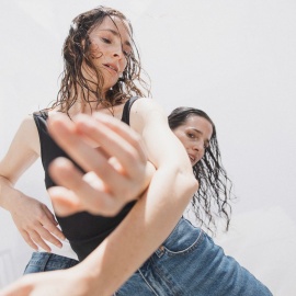 Lucía Vázquez, en primer plano, mientras baila.