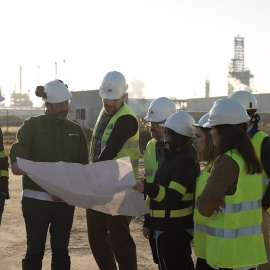 Personal de Iberdrola y bp, en el terreno donde se construirá la planta de hidrógeno verde.
