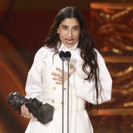 La actriz Carolina Yuste tras recibir el Goya a ´Mejor actriz protagonista´ por su trabajo en ´La Infiltrada´ en la 39 edición de los Premios Goya de la Academia de Cine que se celebra este sábado en el Palacio de Congresos y Exposiciones de Granada.