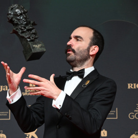 El guionista Eduard Sola posa con el Goya a mejor guión original por "Casa en flames", en la 39 edición de los Premios Goya de la Academia de Cine que se celebra este sábado en el Palacio de Congresos y Exposiciones de Granada.