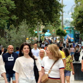 Persones passejant pel Portal de l'Àngel de Barcelona.
