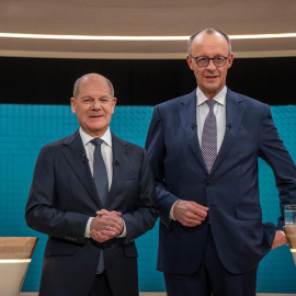 El actual canciller alemán y líder del Partido Socialdemócrata (SPD), Olaf Scholz (izq.), y el líder de la Unión Demócrata Cristiana (CDU), Friedrich Merz (der.), posan para una fotografía antes de su debate televisivo en Berlín, Alemania, el 09 de febrero de 2025.
