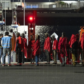 Llegada de 50 personas rescatadas por la guardamar Calíope al puerto de Arrecife, en Lanzarote.