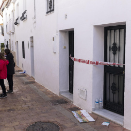 Un hombre ha sido detenido este domingo en la localidad malagueña de Benalmádena por presuntamente haber asesinado a su mujer en presencia de sus hijos. El detenido, de nacionalidad nigeriana, fue quien alertó de un incendio en su vivienda sobre las cinco de la madrugada pero cuando llegó la Policía encontró al hombre y a los hijos fuera del inmueble y ella dentro fallecida con signos de violencia, según han informado a EFE fuentes policiales. EFE/Carlos Díaz