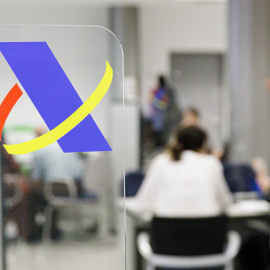 El logo de la Agencia Tributaria en una de sus administraciones durante la campaña de la renta.