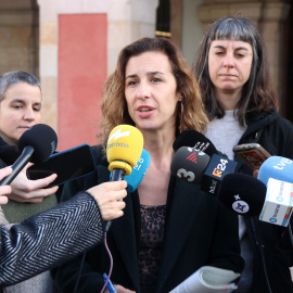 La presidenta del grup parlamentari de la CUP, Laia Estrada, fa declaracions als mitjans de comunicació