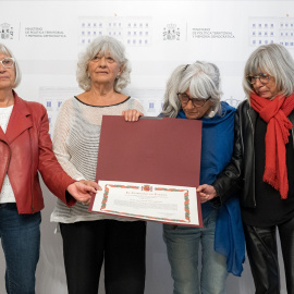 Las hermanas de Salvador Puig Antich durante el acto de entrega de la declaración de Reconocimiento y Reparación a la familia de Salvador Puig Antich. Imagen de archivo.