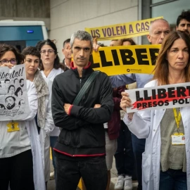 Roger Español, en el centro, en una imagen de archivo de una concentración de sanitarios en Barcelona.