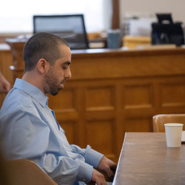 Hadi Matar, acusado de intentar asesinar a Salman Rushdie, en el juzgado.