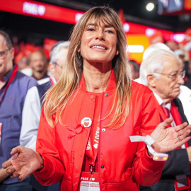 La esposa del presidente del gobierno, Begoña Gómez, durante la clausura del 41º Congreso Federal del PSOE en el Palacio de Congresos y Exposiciones, a 1 de diciembre de 2024, en Sevilla.