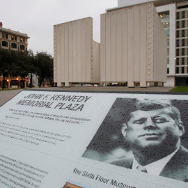 La Plaza e memoria de John F. Kennedy, cerrada por el día del 50 aniversario del asesinato de JFK, en Dallas, Texas, el 22 de noviembre de 2013.