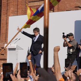 El expresidente de la Generalitat de Catalunya Carles Puigdemont llega a un acto de bienvenida organizado por entidades independentistas, en una foto de archivo.