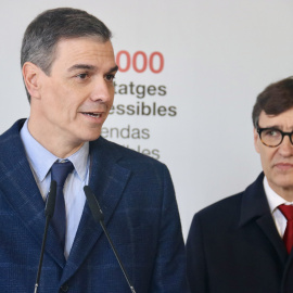El president de la Generalitat, Salvador Illa, escolta el president del govern espanyol, Pedro Sánchez, en la seva intervenció davant la premsa a Sant Boi de Llobregat