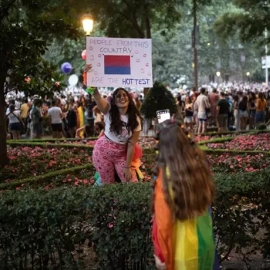 Una mujer durante la manifestación estatal del Orgullo LGTBI+ 2024, a 6 de julio de 2024, en Madrid (España). Imagen de archivo.