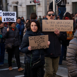 Varias personas en una manifestación por una vivienda digna, en una foto de archivo.