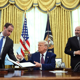 Trump firma una orden ejecutiva en el despacho oval este miércoles.