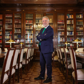 Ángel Víctor Torres, ministro de Política Territorial y Memoria Democrática, en una biblioteca situada en su ministerio.