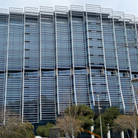 Una imatge d'aquesta mateixa setmana de l'Edifici Estel, amb l'espectacular façana de vidre ja a la vista, després de la retirada de les bastides.