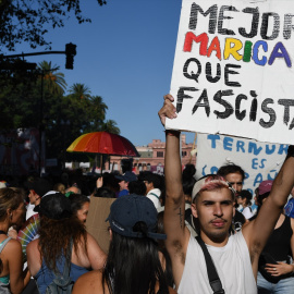 Una persona con un cartel durante la Marcha Federal del orgullo antifascista y antirracista en Buenos Aires.