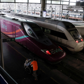 Un tren Talgo 350 de Avlo, la alta velocidad de bajo coste de Renfe, en la estación madrileña de Atocha.