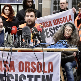 El portavoz del Sindicat de Llogateres y el inquilino de la Casa Orsola en una rueda de prensa, Barcelona.