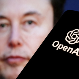 El logo de OpenAI en la pantalla de un smartphone, junto a una foto de Elon Musk.
