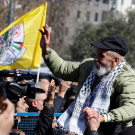 Un palestino liberado este sábado en Ramala, en la Cisjordania ocupada, con motivo del sexto intercambio de prisioneros entre Israel y Hamás.