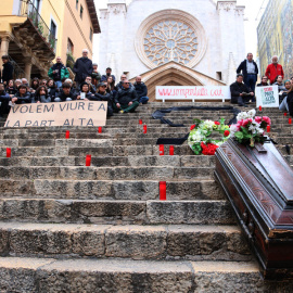 Un centenar de persones escenifiquen "la mort de la part Alta" de Tarragona amb un funeral i una pregària col·lectiva.
